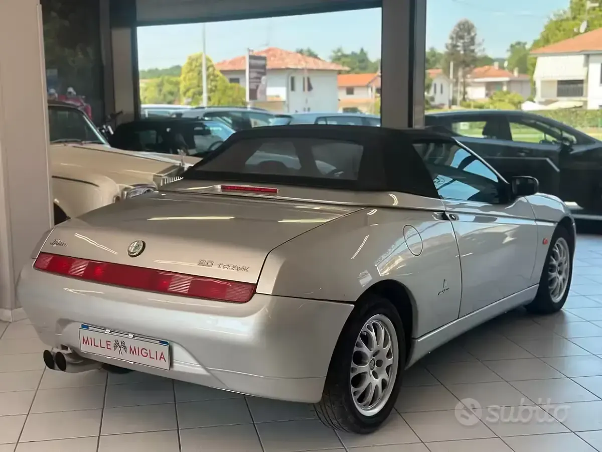 Usata Alfa Romeo Spider 144 CV (105 kW) 2001 Grigio Cabrio
