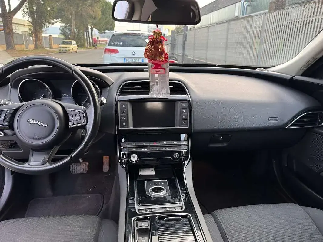 Usata Jaguar XE 179 CV (131 kW) 2017 Nero Berlina