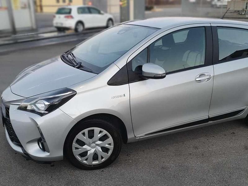 Usata Toyota Yaris Hybrid Active 73 CV (53 kW) 2018 Grigio Berlina