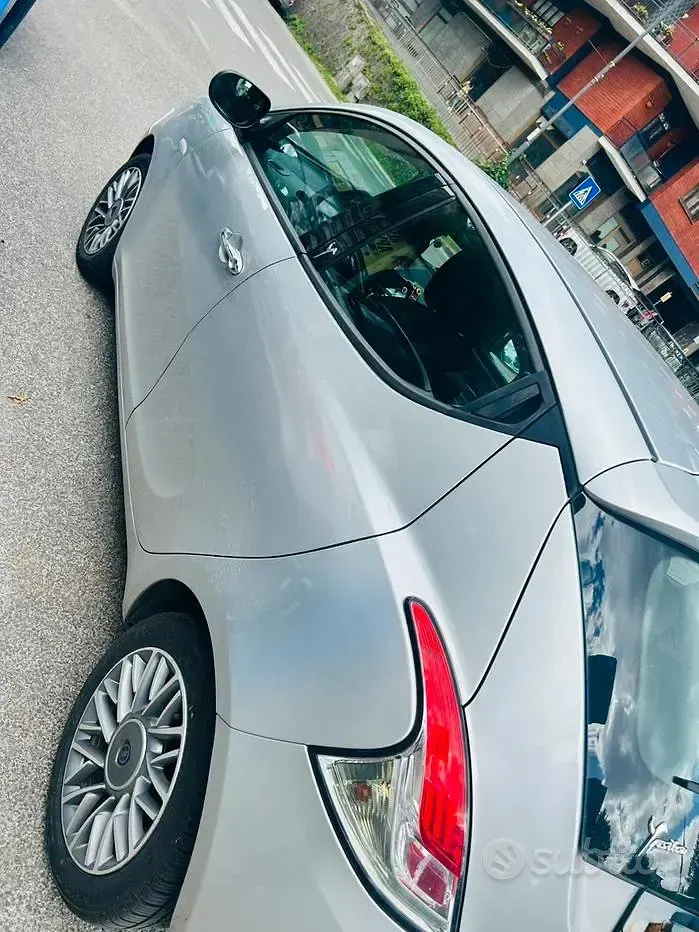 Usata Lancia Ypsilon 69 CV (50 kW) 2014 Grigio Utilitaria