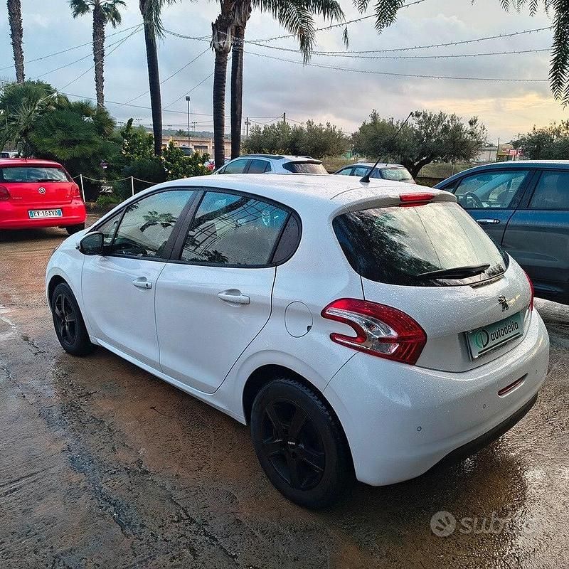 Usata Peugeot 208 Active 68 CV (50 kW) 2015 Bianco Utilitaria