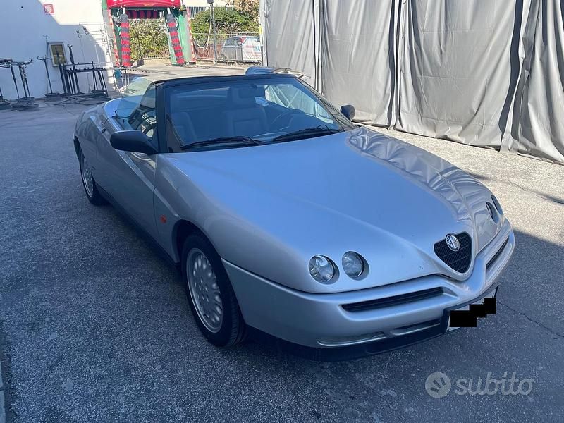 Usata Alfa Romeo Spider 117 CV (86 kW) 1995 Grigio Cabrio