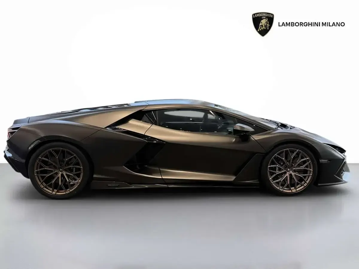 Usata Lamborghini Revuelto 1016 CV (747 kW) 2025 Marrone apus matt ad personam Coupé