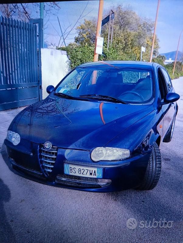 Usata Alfa Romeo 147 120 CV (88 kW) 2001 Blu Utilitaria