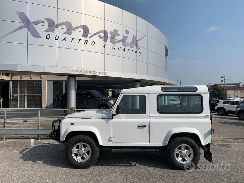 Usata Land Rover Defender 122 CV (89 kW) 2012 Bianco pastello Utilitaria