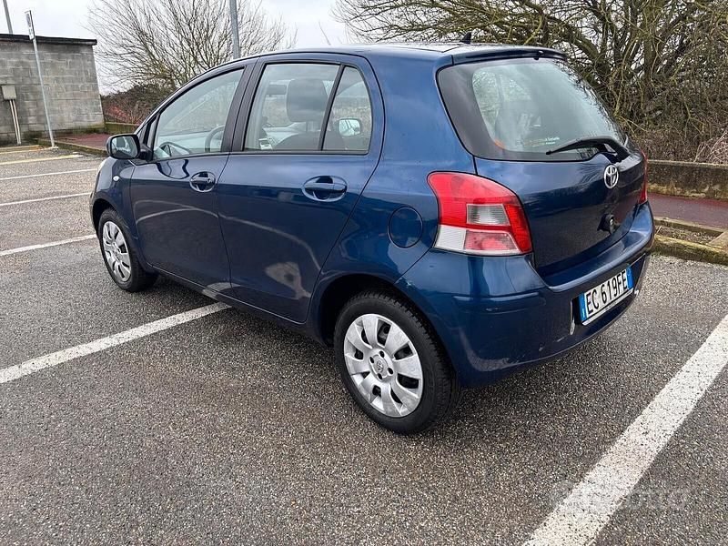 Usata Toyota Yaris Sol 69 CV (50 kW) 2010 Blu Utilitaria