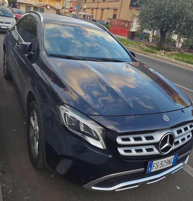 Usata Mercedes GLA200 136 CV (100 kW) 2018 Blu/azzurro SUV