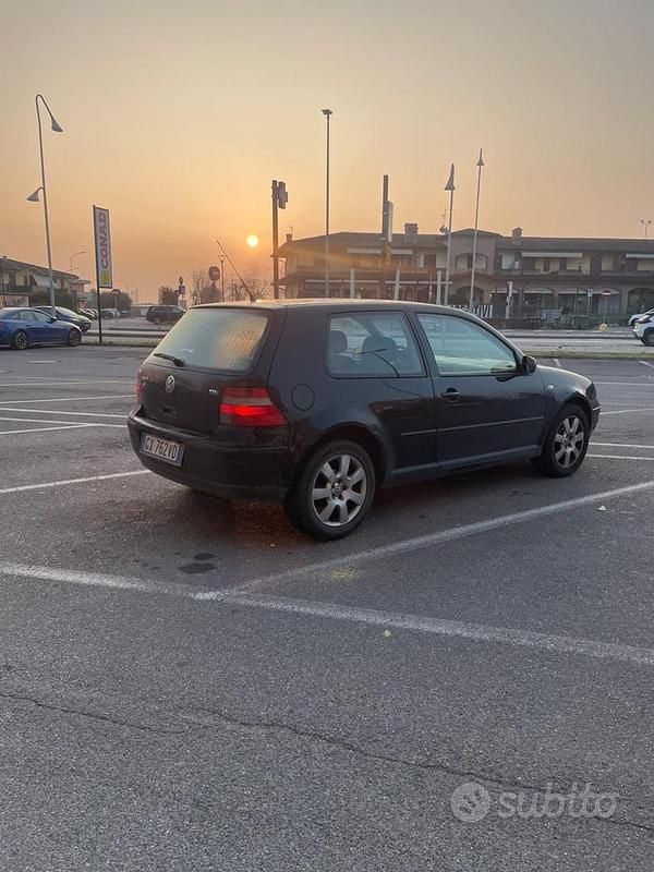 Usata VW Golf IV 101 CV (74 kW) 2003 Nero Berlina