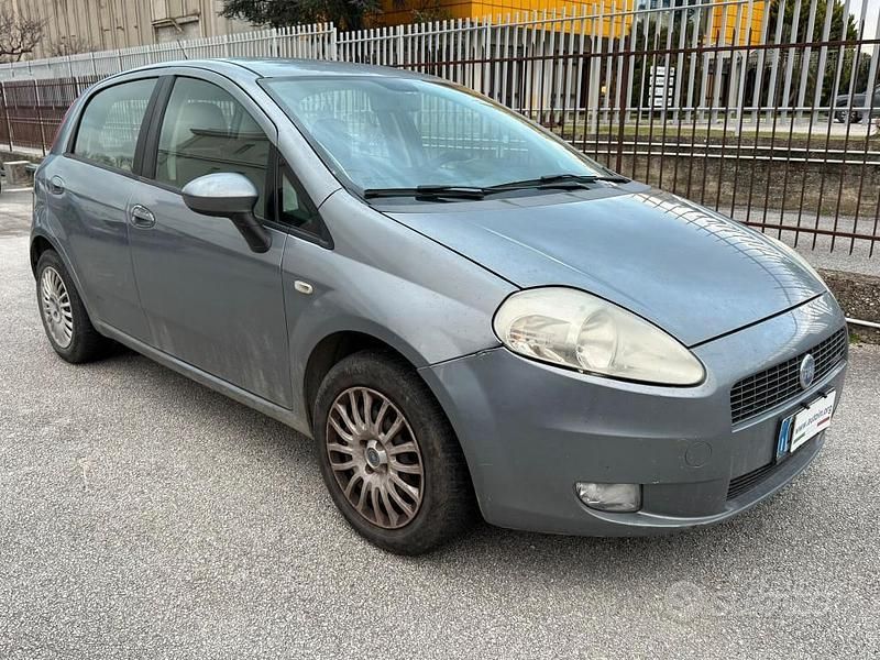 Usado Fiat Grande Punto Dynamic 75 HP (55 kW) 2006 Cinzento Citadino
