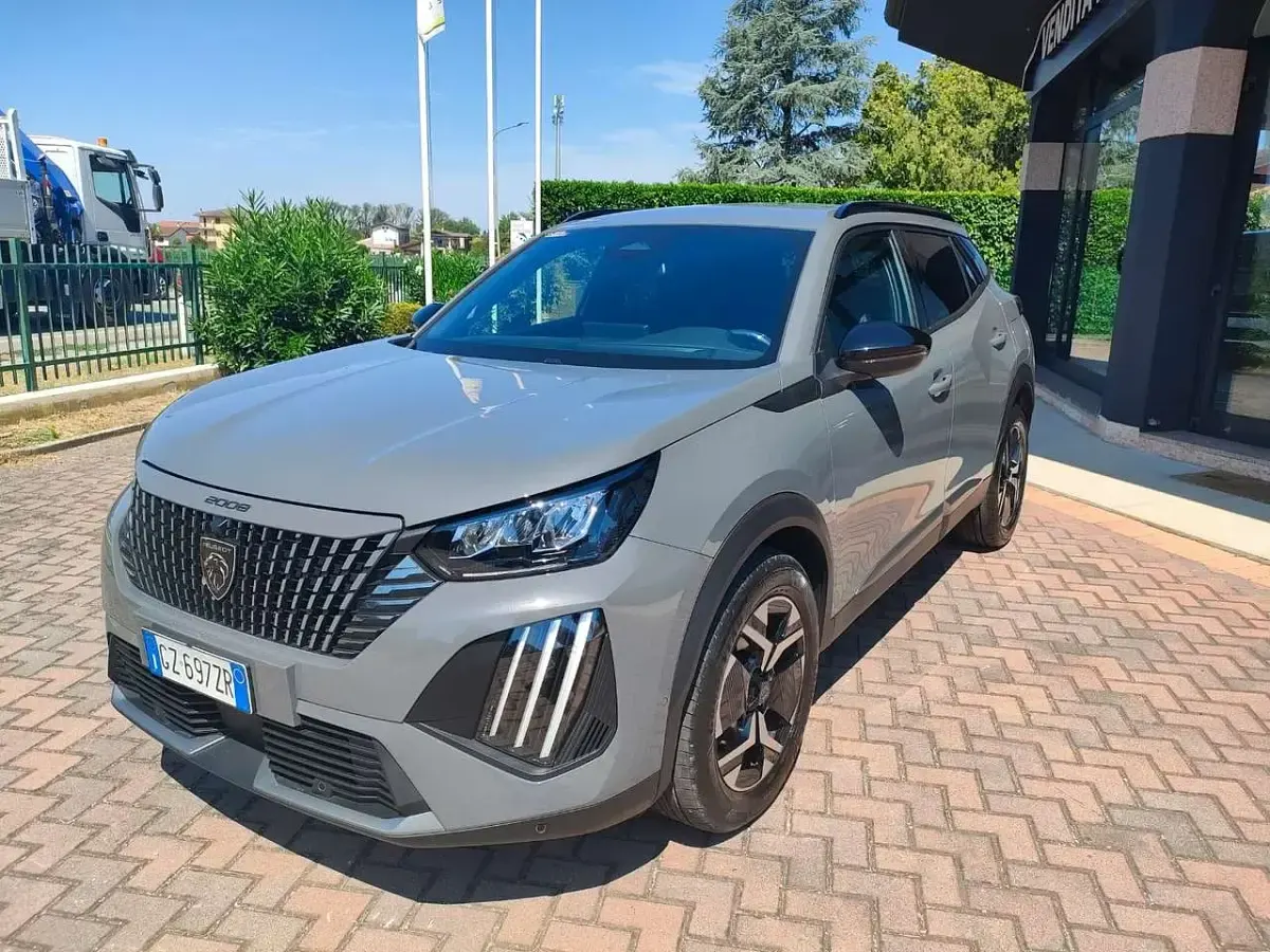 Usata Peugeot 2008 Allure 101 CV (74 kW) 2025 Grigio SUV
