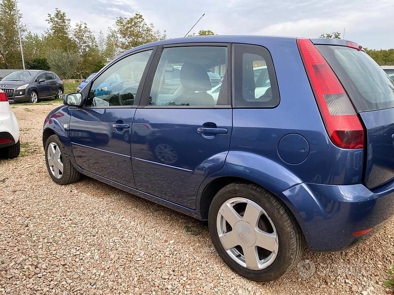 Usata Ford Fiesta Ghia 68 CV (50 kW) 2005 Blu Utilitaria