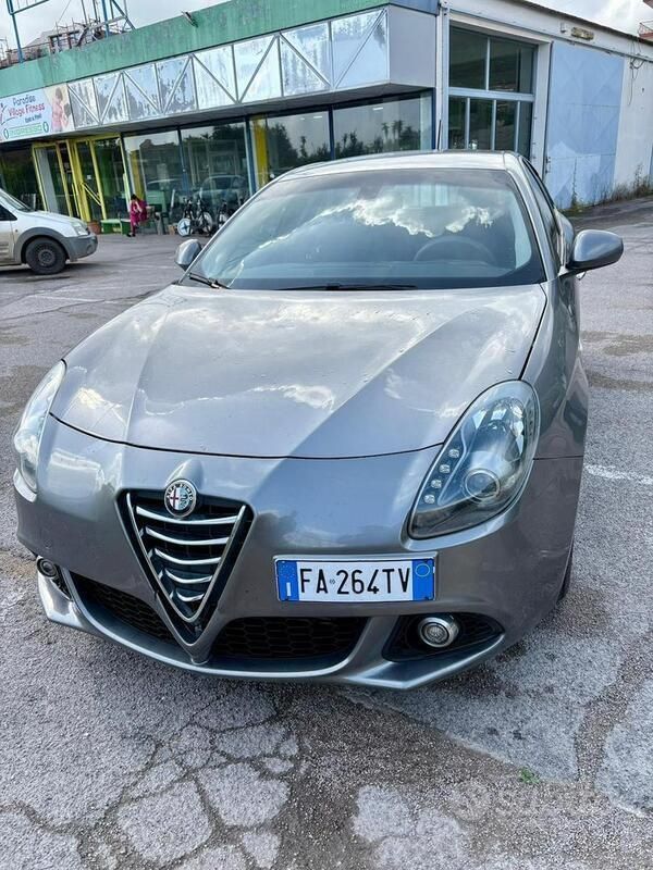 Usata Alfa Romeo Giulietta Distinctive 120 CV (88 kW) 2016 Grigio Utilitaria