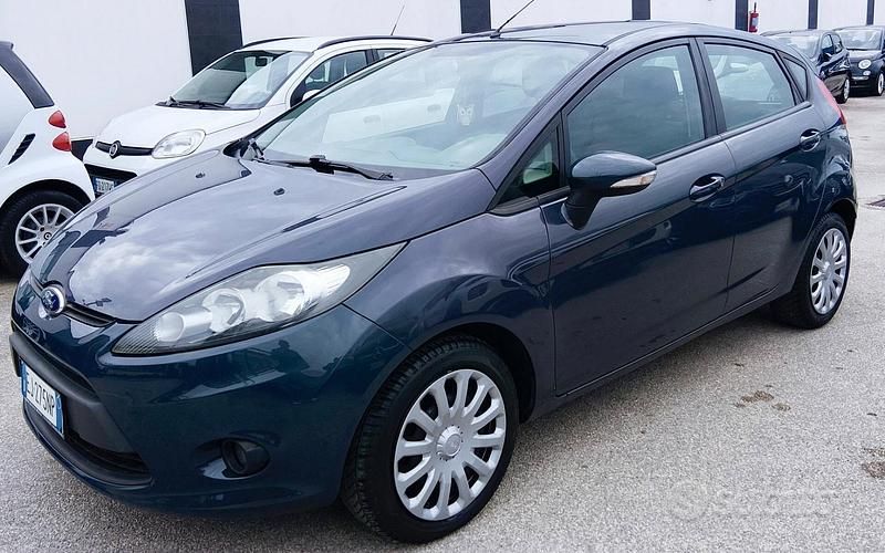Usata Ford Fiesta 82 CV (60 kW) 2011 Grigio Utilitaria