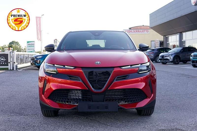 Nuova Alfa Romeo Junior Edizione Speciale 136 CV (100 kW) 2025 Rosso brera tetto nero SUV