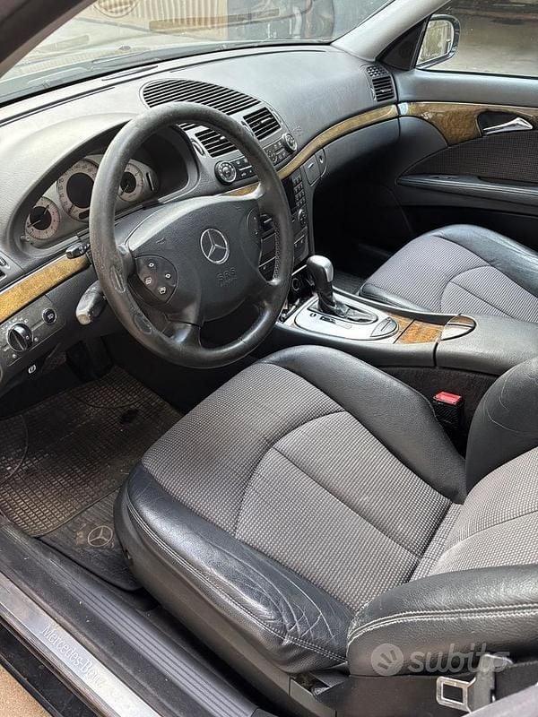 Usata Mercedes E220 150 CV (110 kW) 2003 Nero Berlina