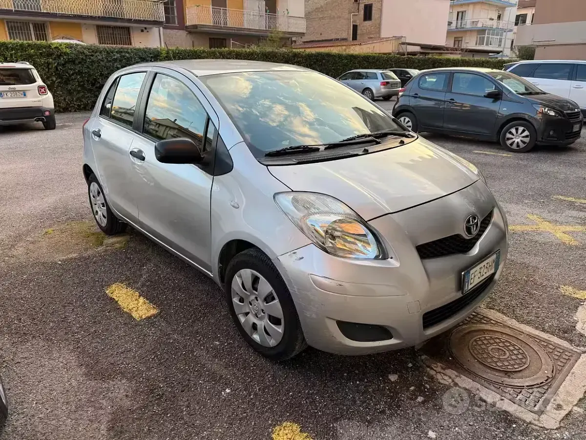 Usata Toyota Yaris 69 CV (50 kW) 2010 Grigio Utilitaria