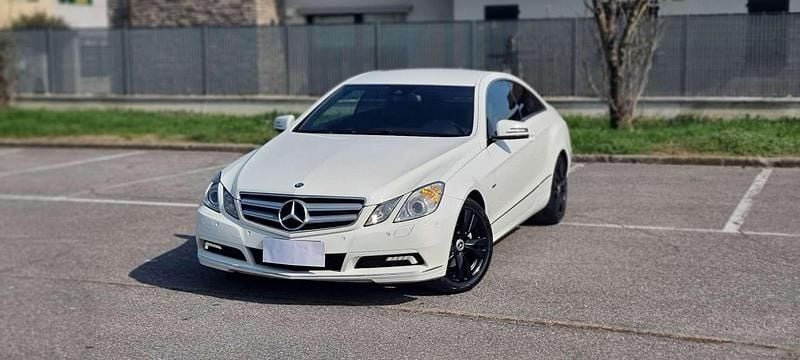 Usata Mercedes E220 170 CV (125 kW) 2010 Bianco Coupé
