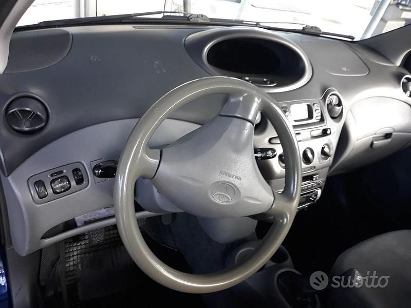 Usata Toyota Yaris 68 CV (50 kW) 2000 Blu Utilitaria