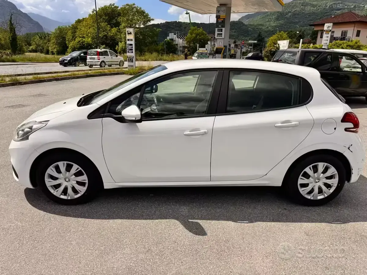 Gebraucht Peugeot 208 Allure 75 PS (55 kW) 2016 Weiß Kleinwagen