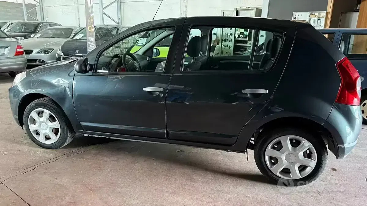 Usata Dacia Sandero Lauréate 72 CV (52 kW) 2010 Grigio Berlina