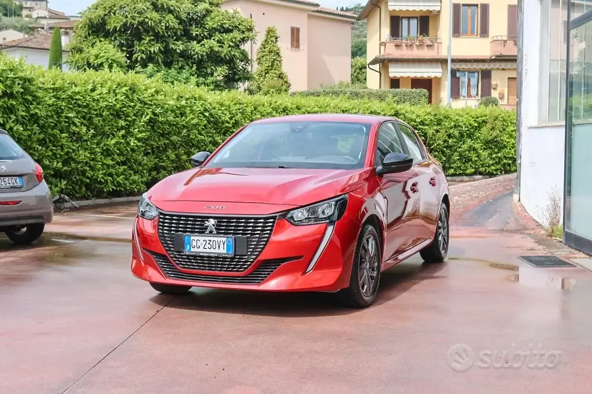 Käytetty Peugeot 208 Active 101 HP (74 kW) 2022 Punainen Viistoperä