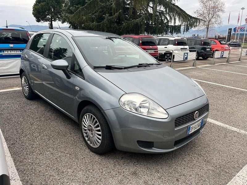 Grigio Usata 2008 Fiat Grande Punto Due volumi | 3499 € (Buon prezzo) - Immagine 1/4