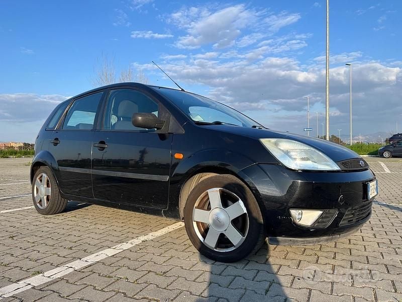 Usata Ford Fiesta Zetec 80 CV (58 kW) 2003 Nero Utilitaria