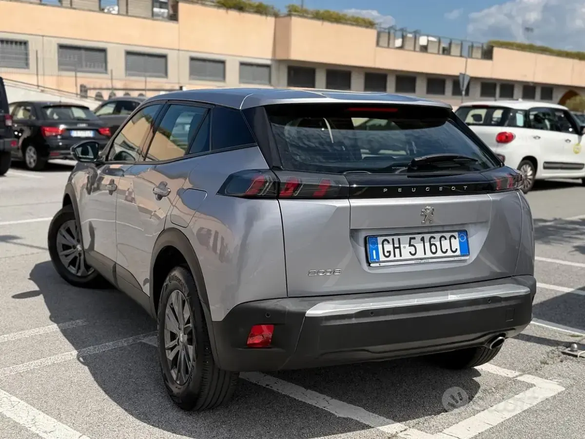 Usado Peugeot 2008 Allure 110 CV (80 kW) 2022 Gris SUV