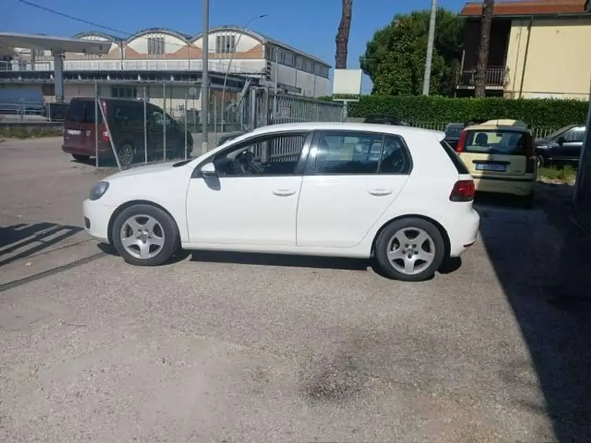 Usata VW Golf VI 102 CV (75 kW) 2011 Bianco Utilitaria