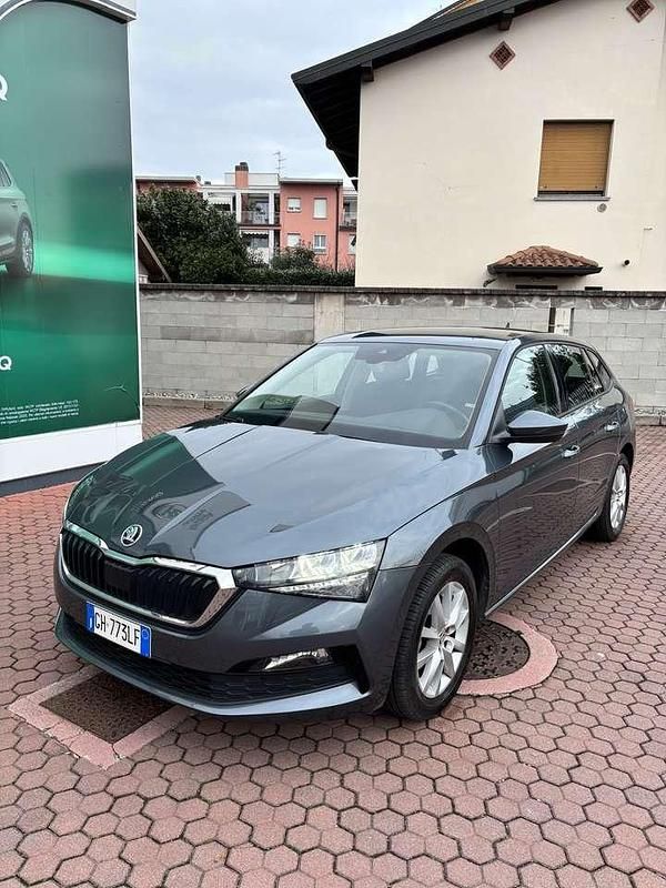 Grigio quarzo metallizzato Usata 2021 Skoda Scala Ambition Utilitaria | 12.900 € (Super prezzo) - Immagine 1/4