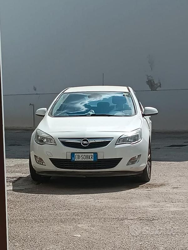 Usata Opel Astra 110 CV (80 kW) 2011 Bianco Berlina