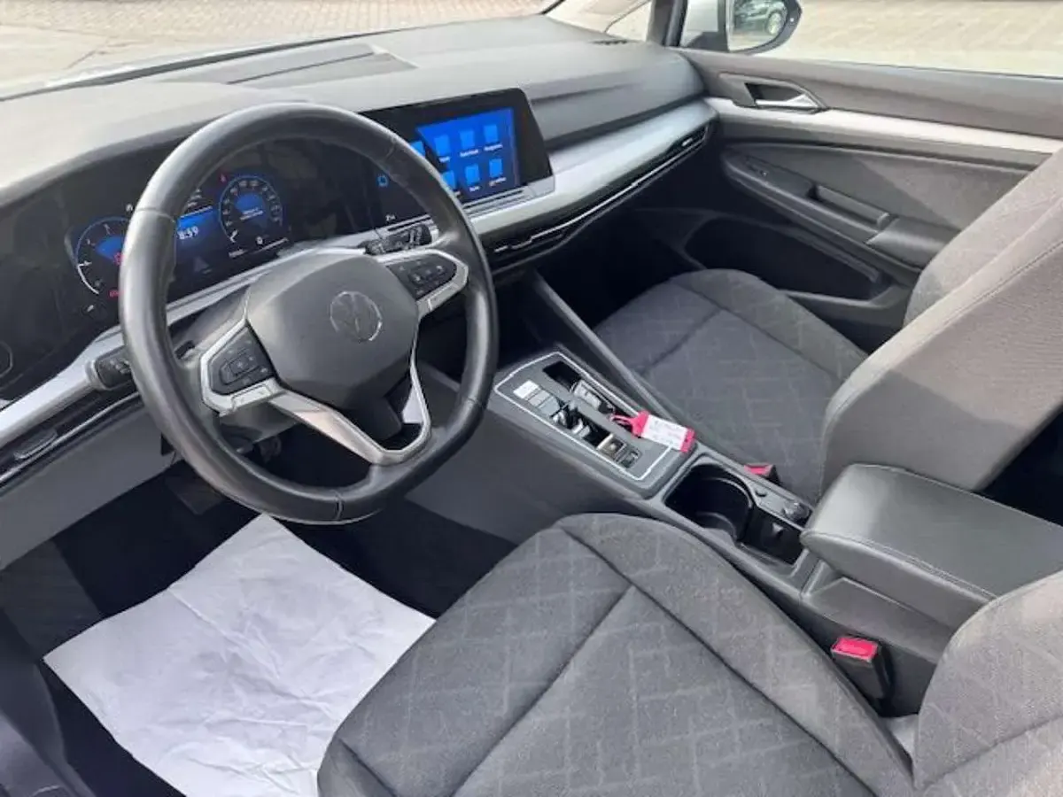 Begagnad VW Golf VIII Life 150 HK (110 kW) 2023 Vit Sedan