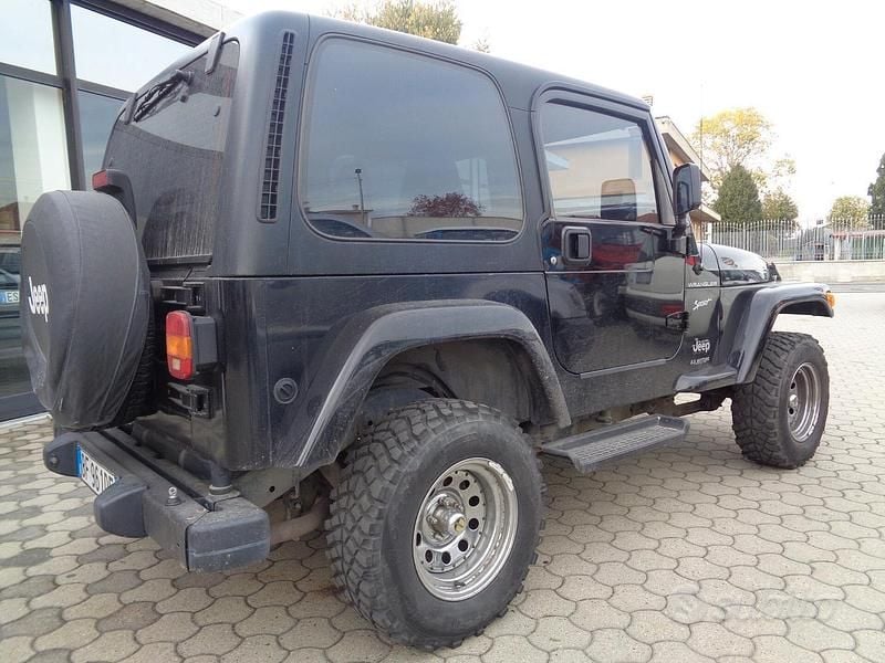 Usata Jeep Wrangler Sport 118 CV (86 kW) 1999 Nero SUV