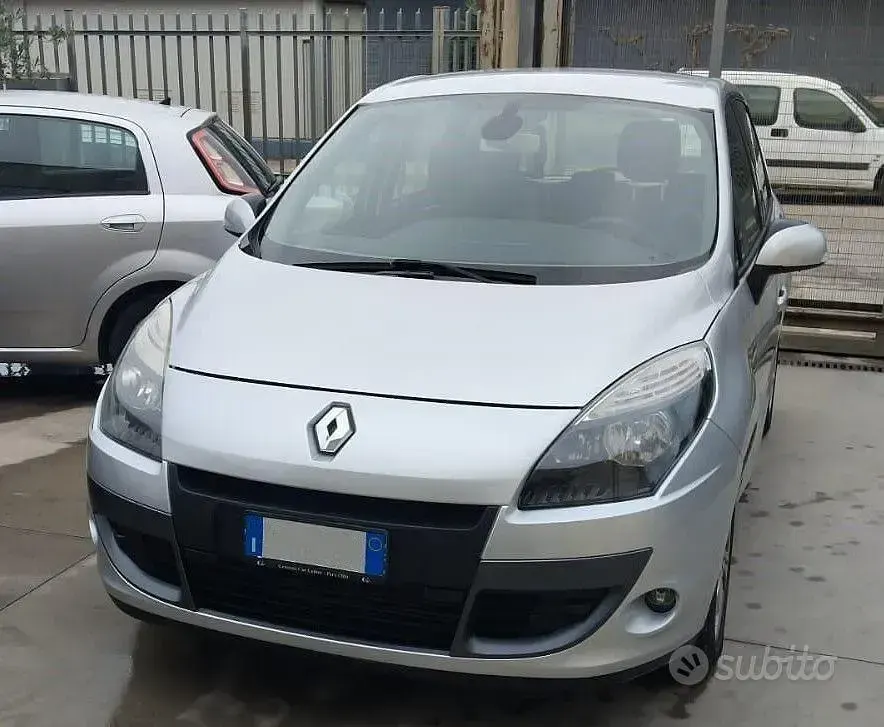 Usata Renault Scénic III 110 CV (80 kW) 2011 Grigio Monovolume