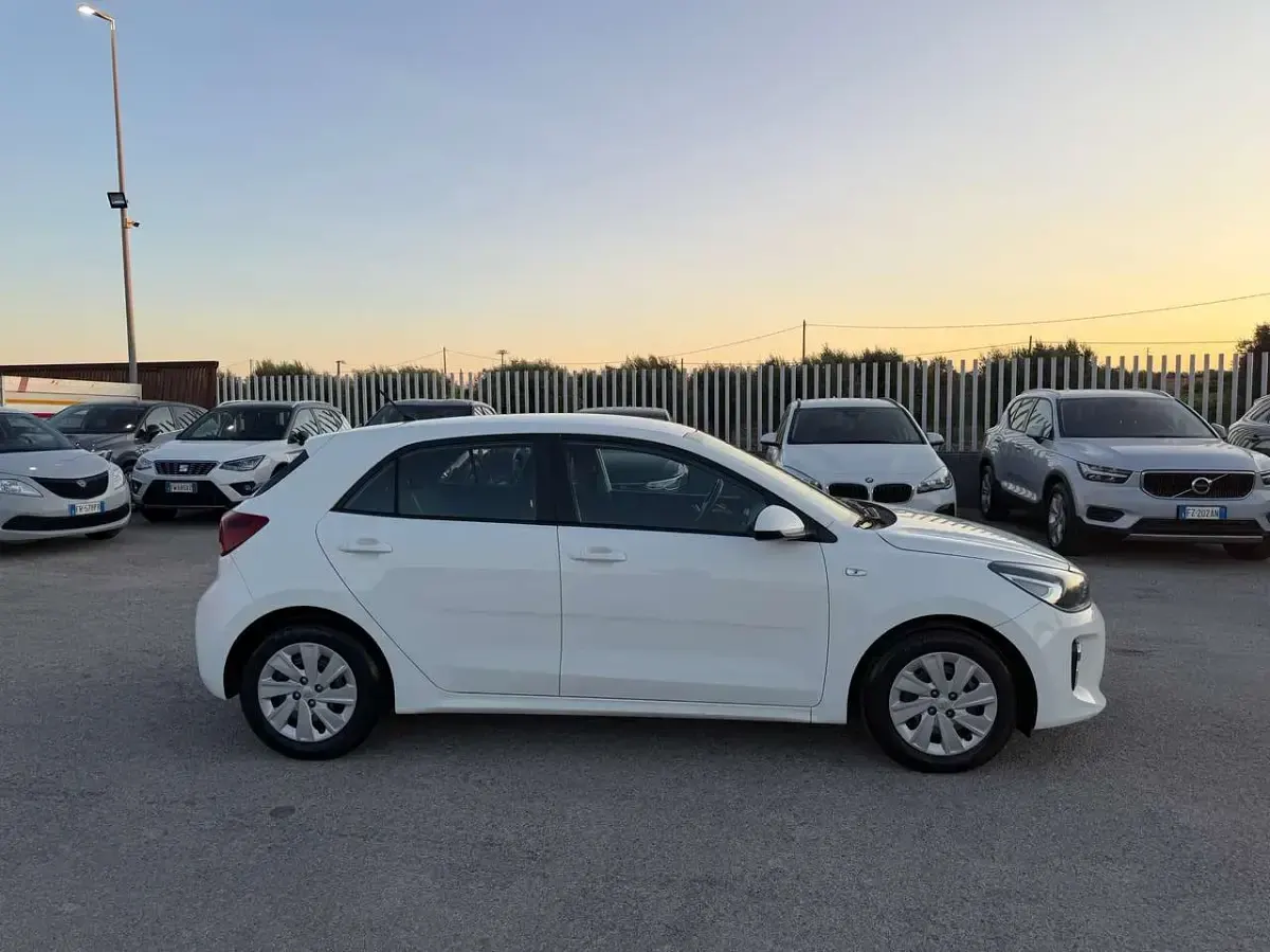 Usata Kia Rio 82 CV (60 kW) 2017 Bianco Berlina