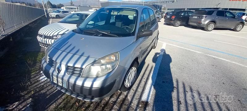 Usata Renault Scénic II 106 CV (77 kW) 2005 Grigio Monovolume