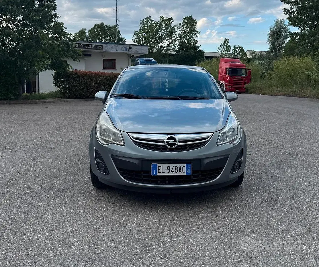 Usata Opel Corsa 85 CV (62 kW) 2012 Grigio Utilitaria