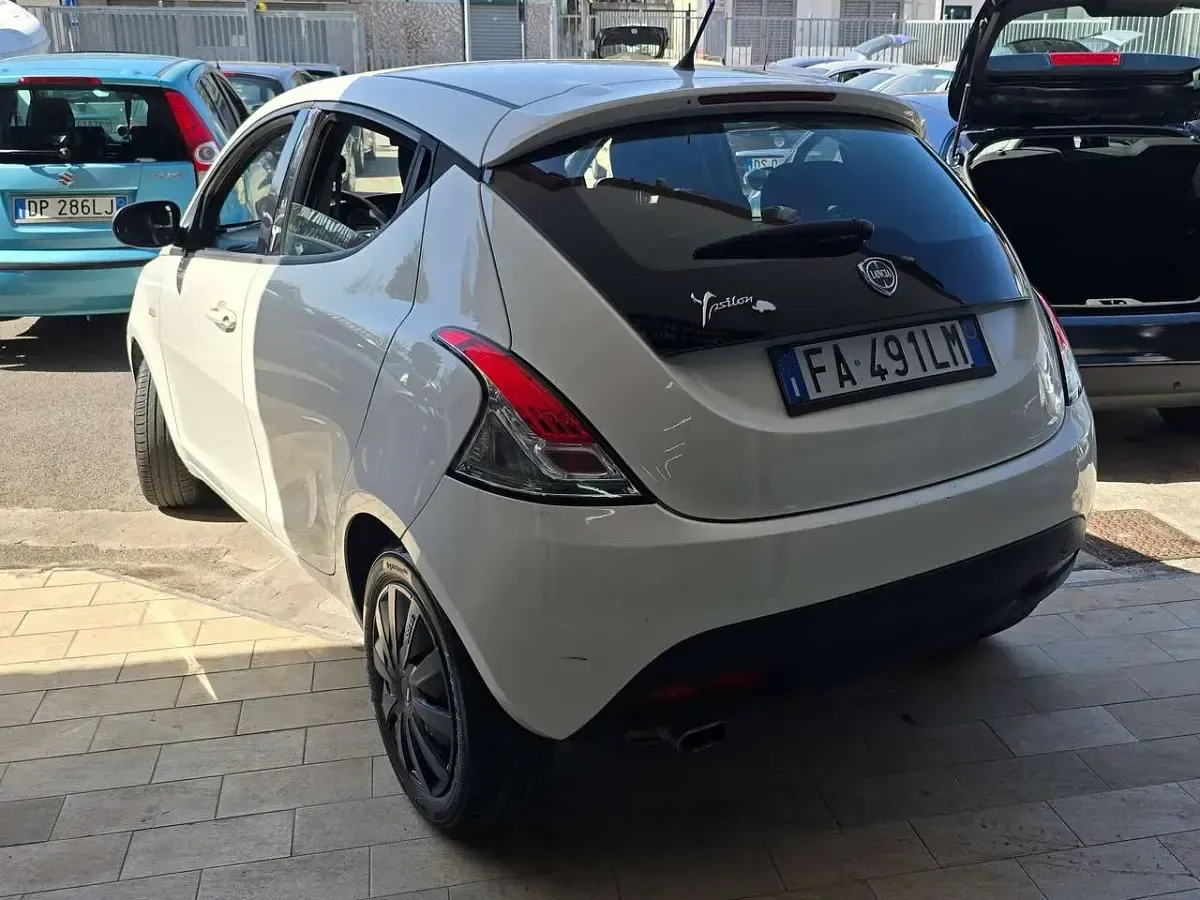 Usata Lancia Ypsilon Gold 95 CV (69 kW) 2015 Bianca Utilitaria