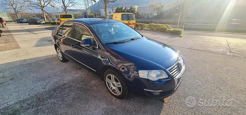 Usata VW Passat Highline 140 CV (102 kW) 2005 Blu Berlina