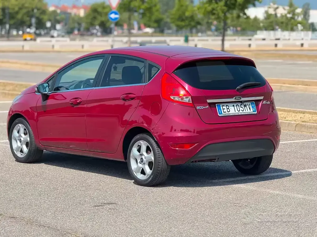 Usata Ford Fiesta 97 CV (71 kW) 2010 Viola Utilitaria