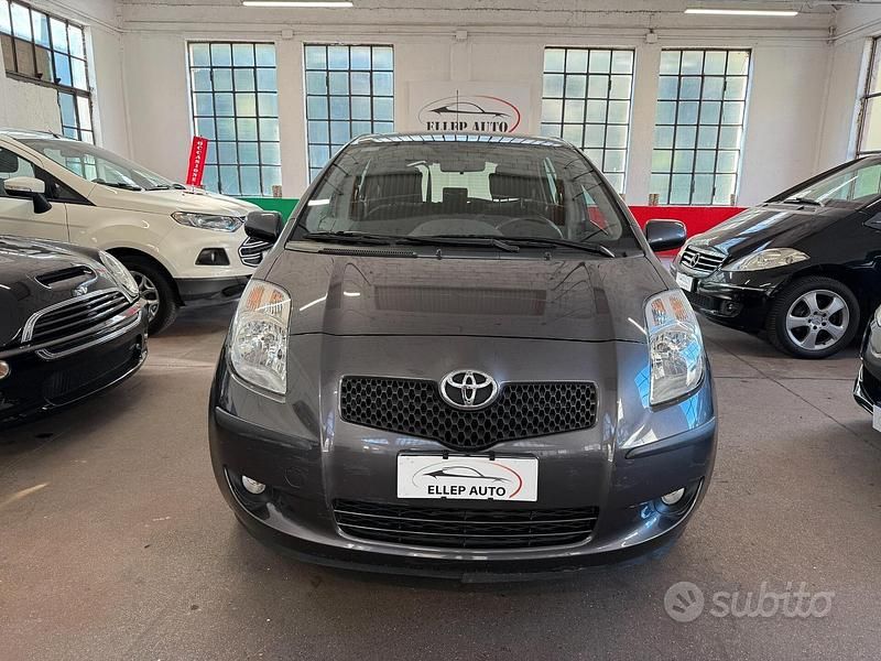 Usata Toyota Yaris Sol 87 CV (63 kW) 2008 Grigio Utilitaria