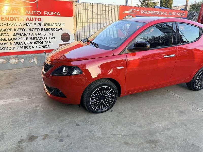 Usado Lancia Ypsilon Gold 69 HP (50 kW) 2023 Vermelho Citadino