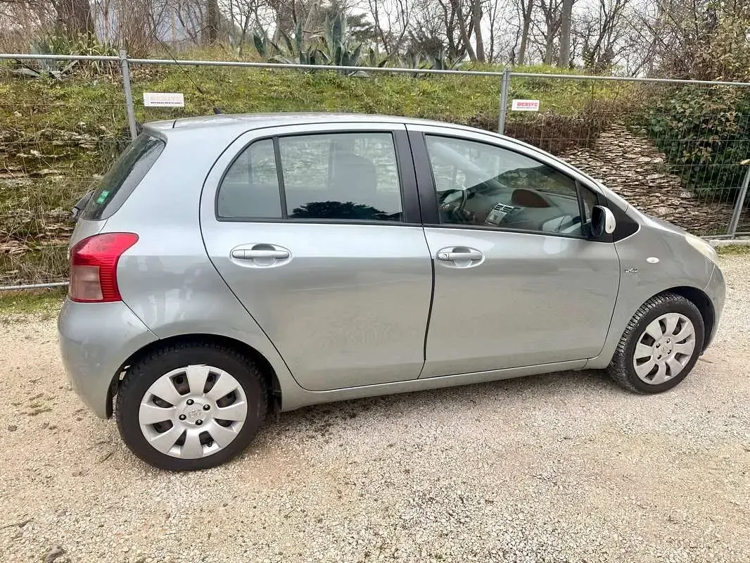 Usata Toyota Yaris Sol 90 CV (66 kW) 2007 Grigio Utilitaria