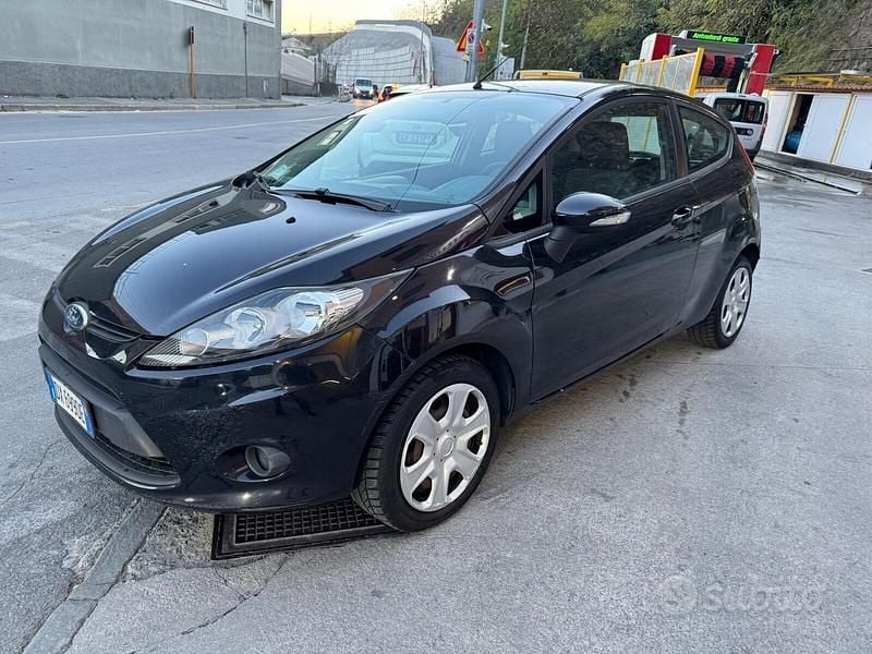 Nero Usata 2009 Ford Fiesta Tre volumi | 2900 € (Super prezzo) - Immagine 1/4