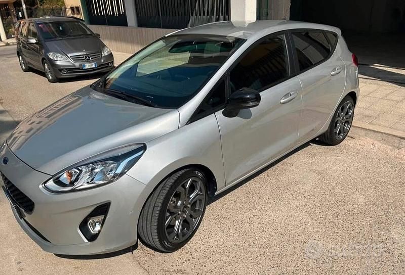 Usado Ford Fiesta 86 HP (63 kW) 2018 Cinzento Citadino