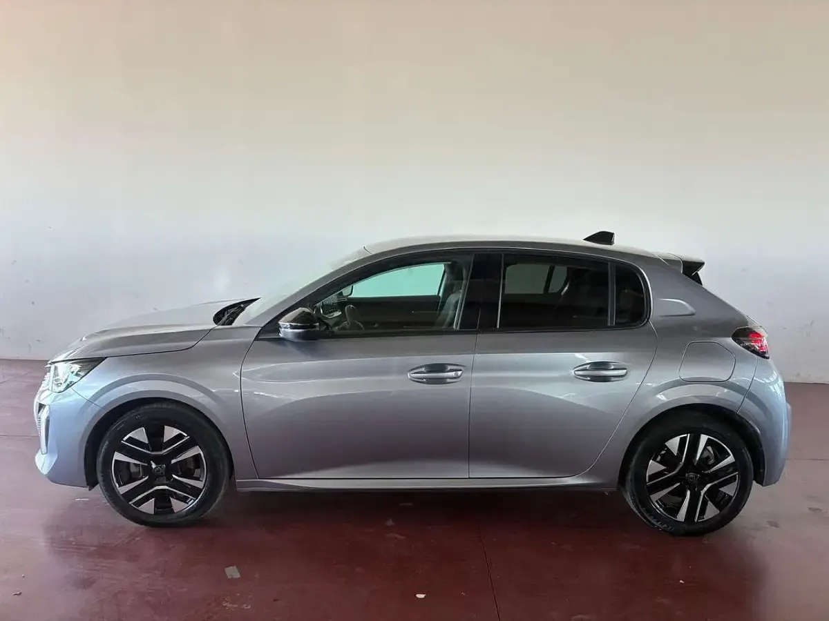 Usado Peugeot 208 Allure 101 CV (74 kW) 2025 Gris Utilitario