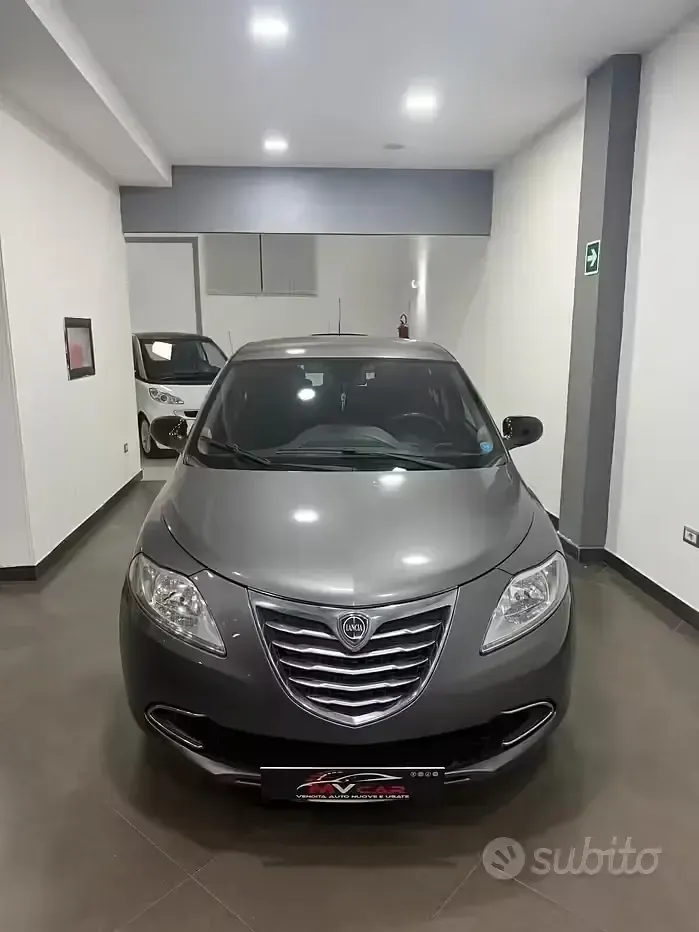 Usata Lancia Ypsilon Gold 69 CV (50 kW) 2015 Grigio Utilitaria