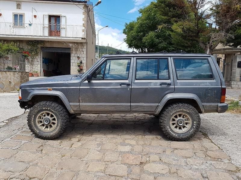 Occasion Jeep Cherokee 80 ch (58 kW) 1990 Gris SUV