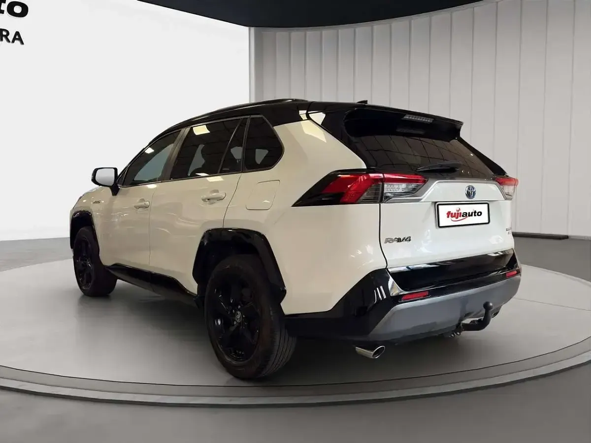 Usata Toyota RAV4 Hybrid Style 222 CV (163 kW) 2022 White pearl & deep black metallic SUV