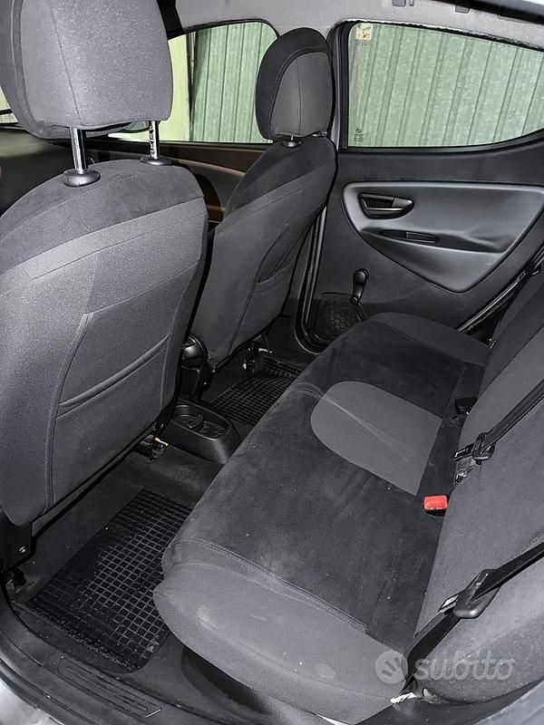 Usata Lancia Ypsilon 69 CV (50 kW) 2015 Grigio Utilitaria